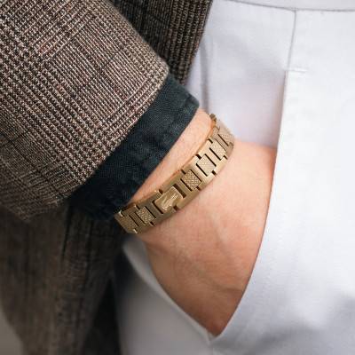Gold-Tone Steel Metropole "L" Bracelet, Adjustable 13 cm to 19 cm - 2040120 - Lacoste