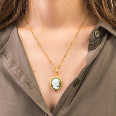 Pendentif Camée Rond Visage Femme de Profil, Vert & Doré - Emanessence