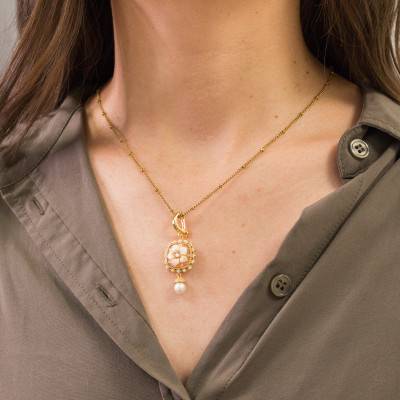 Pendentif Camée Fleur Doré, Halo et Pampille Perles Blanches - Emanessence