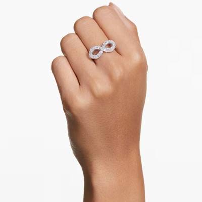 Bague Hyperbola Infinity Cocktail Métal Rhodié & Cristaux Blancs - 5679695 - Swarovski