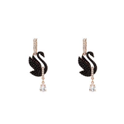 Boucles d'oreilles Iconic Swan Métal Rosé & Cristaux Noirs et Blancs - 5678047 - Swarovski
