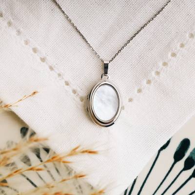 925 Sterling Silver & White Mother-of-Pearl Oval Photo Locket - Vandona