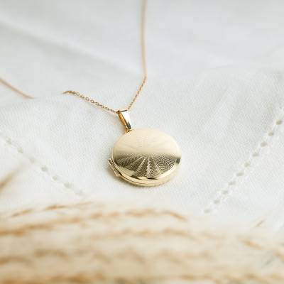 375 Yellow Gold Grooved Photo Locket - Vandona