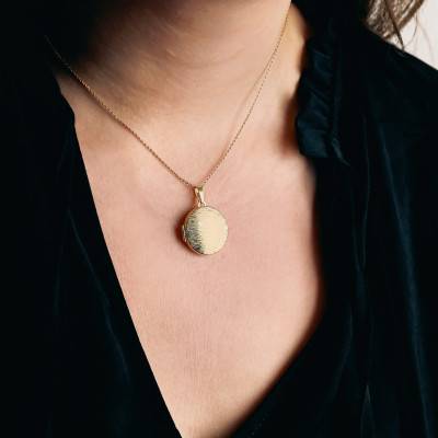 375 Yellow Gold Striped Round Photo Locket - Vandona