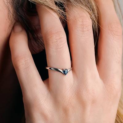 375/1000 White Gold Sapphire Solitaire Ring - Aurora