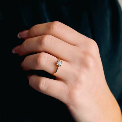 750/1000 Yellow Gold G/VS2 GIA-Certified 4-Prong Diamond Solitaire Ring - Ocarat