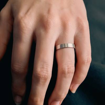 750 White Gold Brushed Comfort Ribbon Wedding Ring, Width 4 mm - Fair'Belle