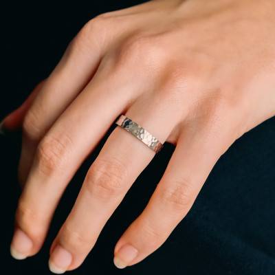 750 White Gold Hammered Comfort Band Wedding Ring, Width 4 mm - Fair'Belle