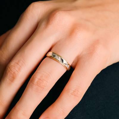 Two-Tone 750 Gold Matte Chiseled Standard Domed Wedding Ring, Width 4 mm - Fair'Belle