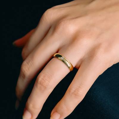 Alliance Demi-Jonc Confort en Or Jaune 750 & Diamant 0,05 ct, Largeur 4 mm - Fair'Belle