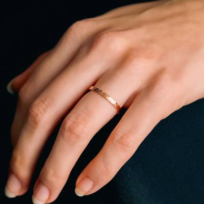 750 Rose Gold Comfort Hammered Wedding Ring, Width 2 mm - Fair'Belle