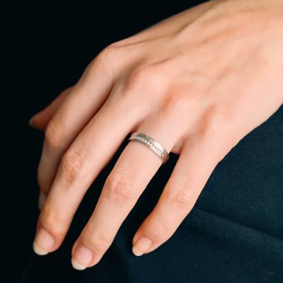 Alliance Ruban Standard Brossée en Or Blanc 750 & Demi-Sillon de Diamants 0,168 ct, Largeur 4 mm - Gaïa