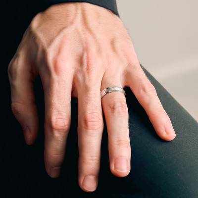 Alliance Ruban Standard à Bande Martelée en Or Blanc 750, Largeur 5 mm - Fair'Belle