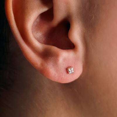 375 Yellow Gold & Cubic Zirconia Square Stud Earrings - Emanessence