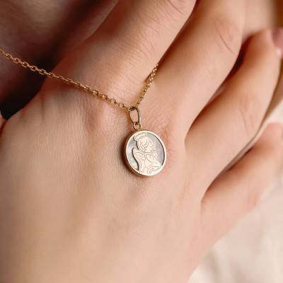 Médaille Ange en Prière en Or Jaune 750 & Nacre, Diamètre 14,50 mm - Lumiosa
