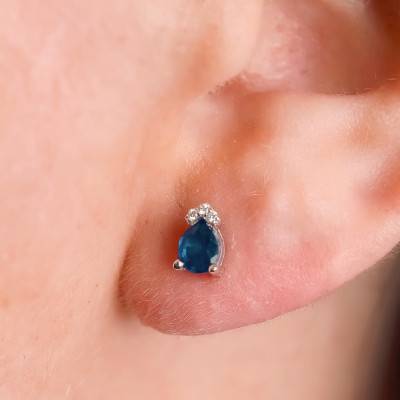 750 White Gold Pear Stud Earrings with 0.03 ct Diamonds & Sapphires - Aurora