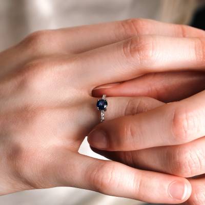 Bague en Or blanc 750, Saphir 0,66 ct, Diamants 0,06 ct - Divine