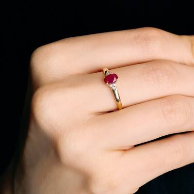 750/1000 Yellow Gold Diamond & Ruby 0.25 ct Shouldered Solitaire Ring - Aurora