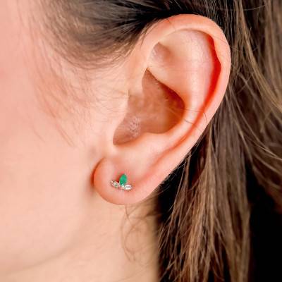 375 White Gold Flower Stud Earrings & 0,01 ct Diamonds and Emeralds - Aurora