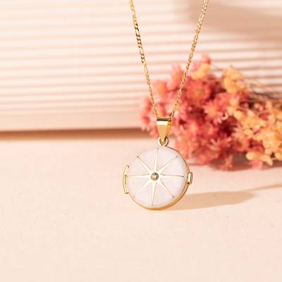 750 Yellow Gold & White Enamel Photo Pendant with 0.035 ct Diamond, 21 mm Diameter - Lumiosa