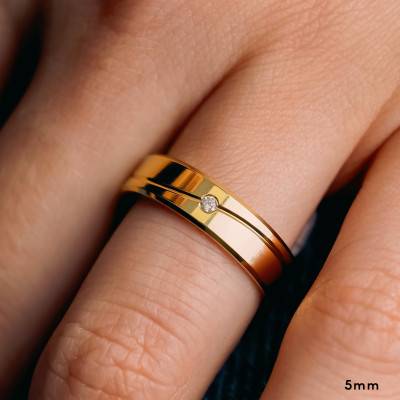 Alliance Ruban Confort à Rainure Inclinée en Or Jaune 375 & Diamant 0,02 ct, Largeur 4 mm ou 5 mm - Amore