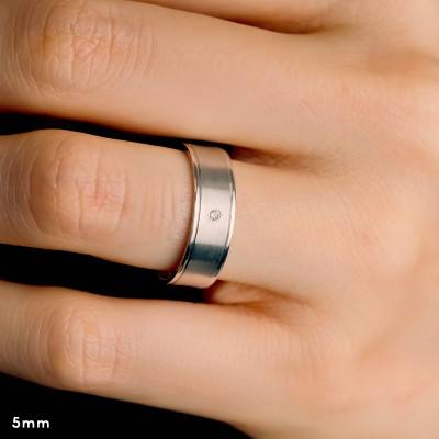 Alliance Ruban Confort en Or Blanc 375 & Diamant 0,015 ct, Largeur 5 mm - Amore