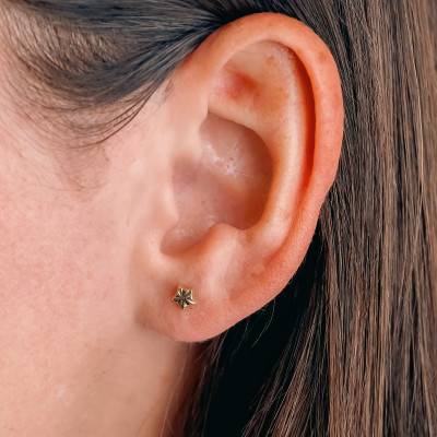 750/1000 Yellow Gold Textured Star Stud Earrings - Emanessence