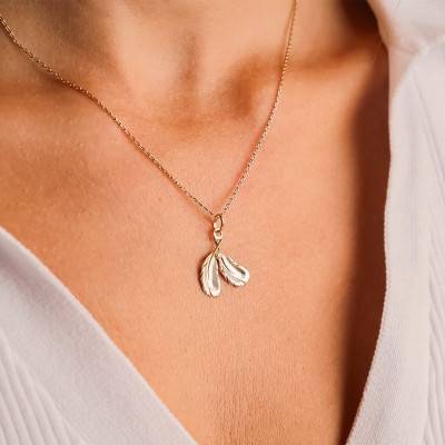 Pendentif Deux Plumes Striées en Or Jaune 750 & Pierre Blanche - Emanessence