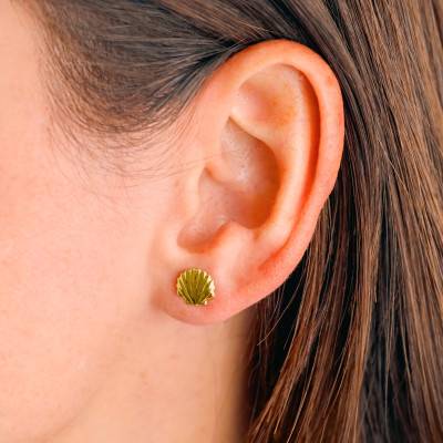 750 Yellow Gold Shell Stud Earrings - Emanessence
