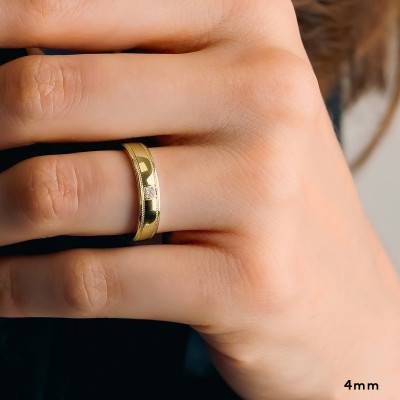 Alliance Demi-Bombée Confort Perlée en Or Jaune 750 & Diamant 0,04 ct, Largeur 4 ou 5 mm - Amore