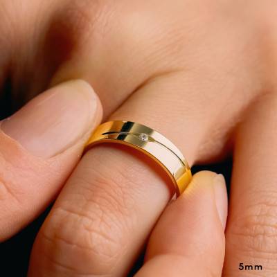 Alliance Ruban Confort à Rainure Inclinée en Or Jaune 750 & Diamant 0,02 ct, Largeur de 4 mm et 5 mm - Amore