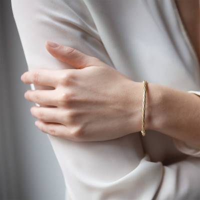 Emanessence Twisted Yellow Gold 375/1000 Bangle Bracelet 55 mm Diameter, 3 mm Wide - Emanessence