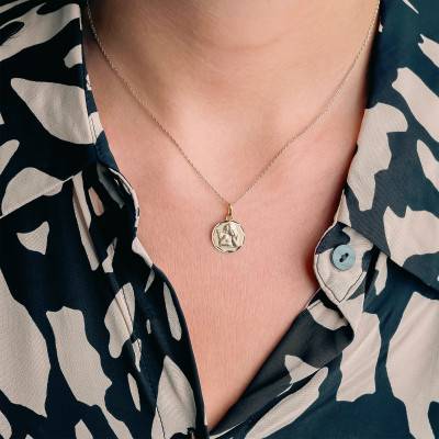 375 Yellow Gold Lapidary Pensive Angel Medal, Diameter 13 mm - Vandona