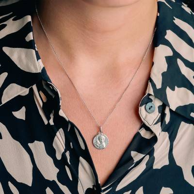 Médaille Ange à l'Agneau Facettée en Or Blanc 750, Diamètre 15 mm - Vandona