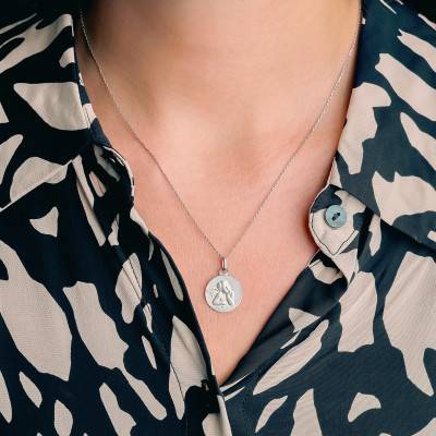 Médaille Ronde Ange Pensif en Or Blanc 750, Diamètre 16 mm - Vandona