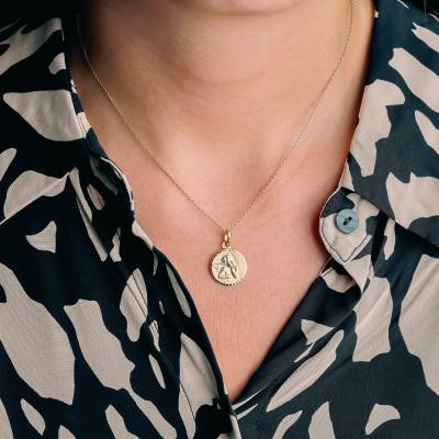 Médaille Ronde Ange Pensif Facettée en Or Jaune 750, Diamètre 15 mm - Vandona