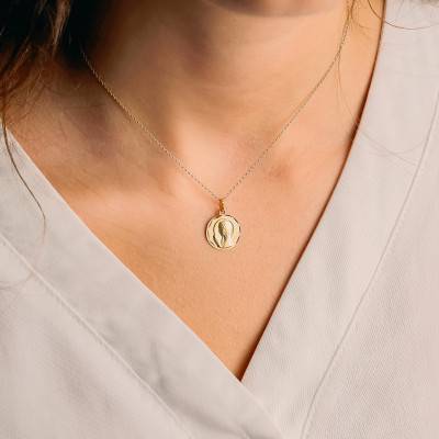 Médaille Ronde Vierge Facettée en Or Jaune 750, Diamètre 15 mm - Vandona