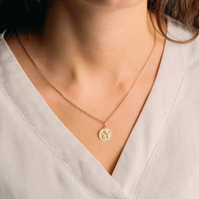 Médaille Ange Pensif Facettée en Or Jaune & Diamant 0,01 ct, Diamètre 14 mm - Vandona