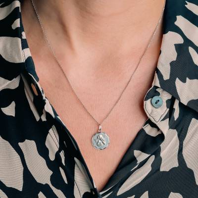 Médaille Ange Pensif Facettée en Or Blanc 375 & Diamant 0,01 ct, Diamètre 14 mm - Vandona