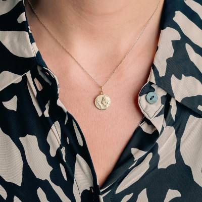 Lapidary & Faceted 375/1000 Yellow Gold Angel with Bird Medal, 12 mm Diameter - Vandona
