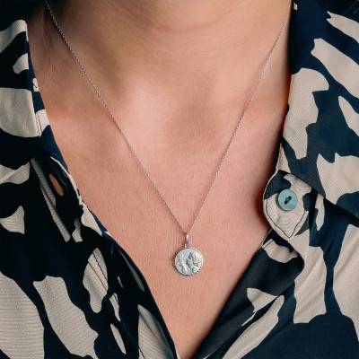 Médaille Ange à l'Oiseau Lapidée & Facettée en Or Blanc 375, Diamètre 12 mm - Vandona