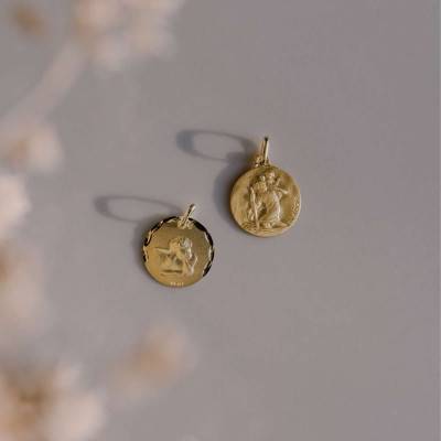 Médaille Facettée Ange Raphaël Rêveur, Or Jaune 375, Diamètre 16 mm - Augis