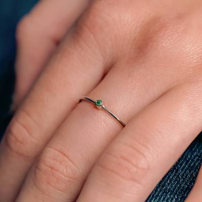 Lonely Star 750/1000 White Gold & Emerald 0.02 ct Ring - Ocarat