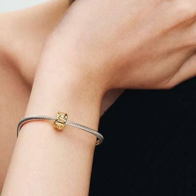 Knotted Hearts Clip Charm in Gold-Plated Metal - Pandora