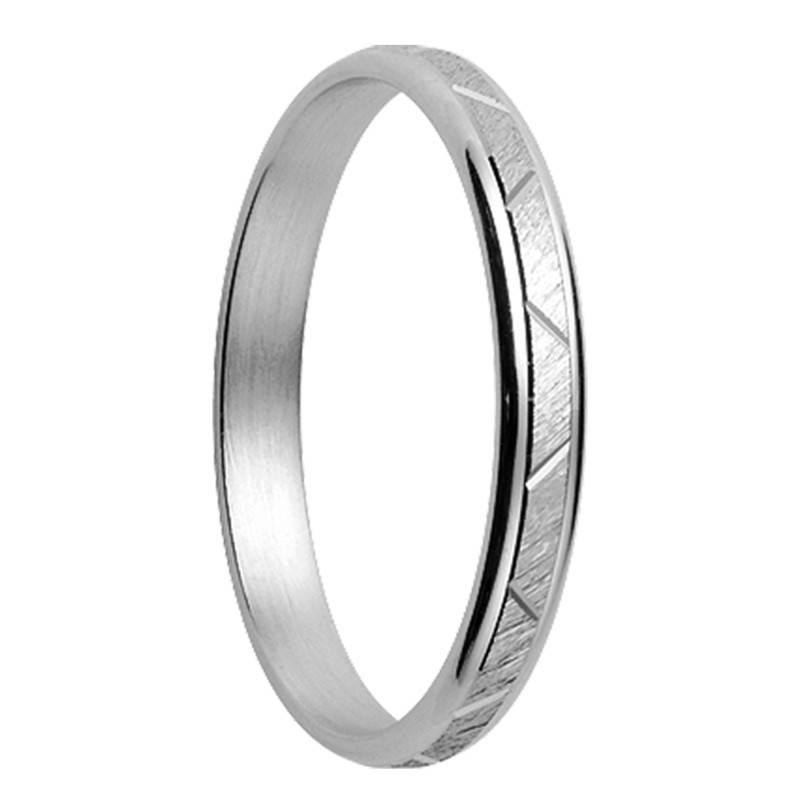 375 White Gold Apena Standard Wedding Ring with Alternating Angled Grooves, Width 2.5 mm - Maison Girard