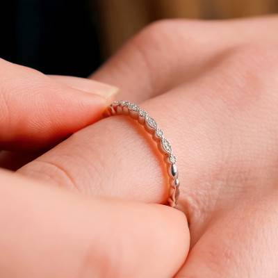 375 White Gold & 0.03 ct Diamond Textured Ring - Emanessence