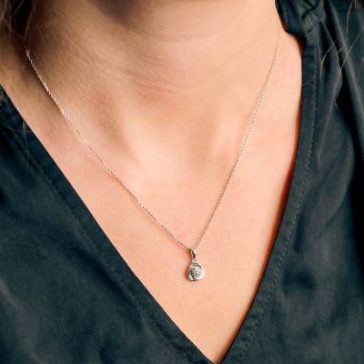 Pendentif Fleur en Or Blanc 375 & Diamants 0,07 ct - Emanessence