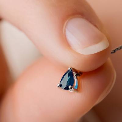 375/1000 White Gold Pear-Cut Pendant & 0.25 ct Sapphire - Aurora