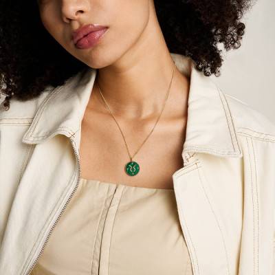 Collier Zodiaque Taureau Written in the Stars en Acier Doré, Malachite & Pierres Blanches, Longueur 46 à 51 cm - Fossil