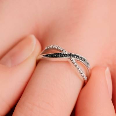 White Gold 375 or 750 & Black and White Diamond Infinity Ring - Kundan